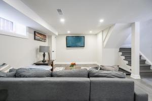 米西索加Basement Master Bedroom的带沙发和楼梯的客厅