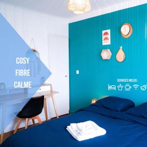 沙托鲁Le Straw' Berry • Fibre • Calme的一间卧室设有蓝色的墙壁、一张床和一张书桌