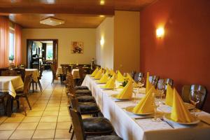 瓦伦霍尔斯特Gasthaus-Witte的餐厅的一排餐桌,有黄色餐巾纸