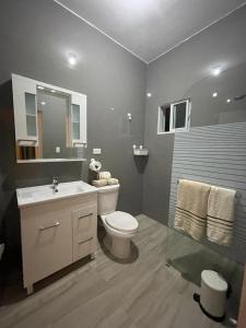 里奥圣胡安Apartamentos La Torre的浴室配有白色卫生间和盥洗盆。