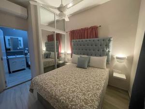 里奥圣胡安Apartamentos La Torre的一间卧室配有一张大床和镜子