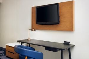 奥本伍斯特奥本费尔菲尔德客栈的客房设有书桌和墙上的电视