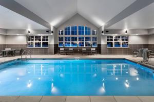 布鲁克菲尔德Residence Inn by Marriott Milwaukee Brookfield的大楼里一个蓝色的大泳池