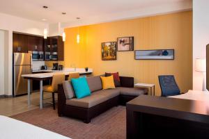 卡尔加里南卡尔加里万豪酒店的带沙发的客厅和厨房