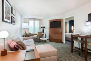 萨拉索塔Residence Inn by Marriott Sarasota Bradenton的酒店客房设有沙发和桌子