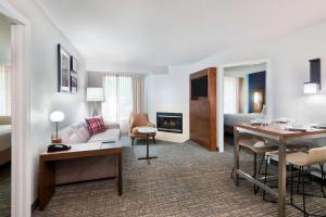 萨拉索塔Residence Inn by Marriott Sarasota Bradenton的酒店套房 - 带客厅和卧室