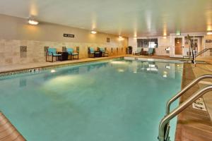 Wilmette芝加哥威尔梅特/斯科基万豪原住客栈的在酒店房间的一个大型游泳池