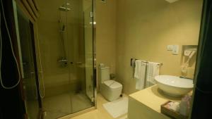 本托塔露兜树海滩度假Spa酒店的带淋浴、卫生间和盥洗盆的浴室
