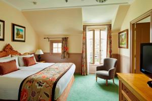 贝利罗曼维利而万豪度假巴黎省酒店的酒店客房,配有床和电视