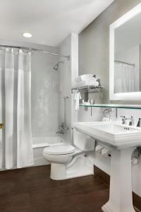 圣路易斯圣路易斯市中心万怡酒店/会议中心的白色的浴室设有卫生间和水槽。