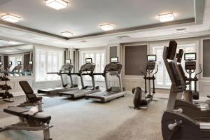 圣路易斯圣路易斯市中心万怡酒店/会议中心的一间健身房,里面设有跑步机和椭圆机