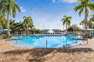迈阿密多拉万豪别墅酒店的一座棕榈树大型游泳池以及喷泉