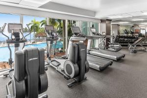 迈阿密多拉万豪别墅酒店的健身房设有有氧器材和游泳池