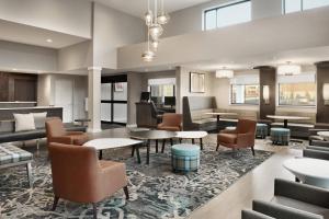 伊根Residence Inn by Marriott Minneapolis St. Paul/Eagan的大堂,设有桌椅