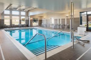 伊根Residence Inn by Marriott Minneapolis St. Paul/Eagan的一个带桌椅的大型游泳池