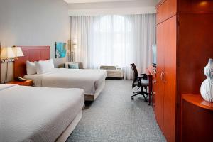 圣安东尼奥圣安东尼奥海洋世界®/韦斯托弗山万怡酒店的酒店客房设有两张床和电视。