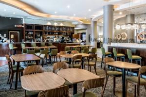 圣安东尼奥圣安东尼奥海洋世界®/韦斯托弗山万怡酒店的一间带桌椅的餐厅和一间酒吧