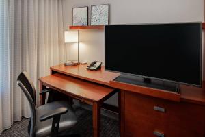 圣安东尼奥圣安东尼奥海洋世界®/韦斯托弗山万怡酒店的酒店的客房配备了书桌和平面电视