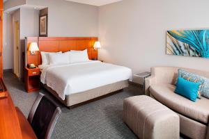 圣安东尼奥圣安东尼奥海洋世界®/韦斯托弗山万怡酒店的酒店客房,配有床和沙发