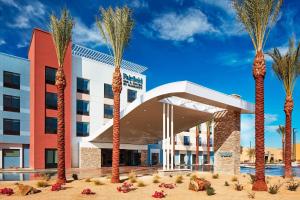 印地欧Fairfield by Marriott Inn & Suites Indio Coachella Valley的酒店前方的一组棕榈树