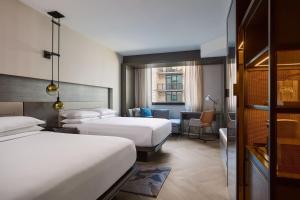 华盛顿Washington Marriott Capitol Hill的酒店客房配有两张床和一张书桌