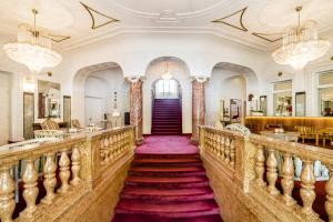 梅拉诺Grand Hotel Bellevue - adults only的紫色地毯的建筑中的楼梯