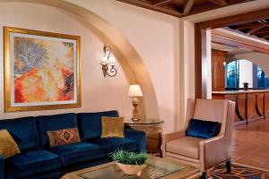 拉斯维加斯拉斯维加斯JW万豪水疗度假酒店的客厅配有蓝色的沙发和椅子