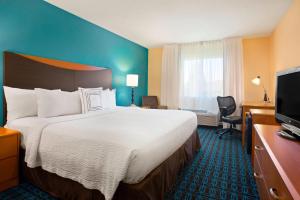 Mendota Heights费尔菲尔德旅馆及明尼阿波利斯套房酒店 - 圣保罗机场的酒店客房设有一张大床和一台电视。