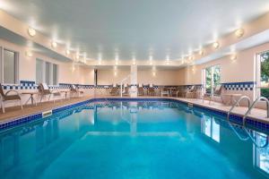 Mendota Heights费尔菲尔德旅馆及明尼阿波利斯套房酒店 - 圣保罗机场的一座配有桌椅的酒店游泳池