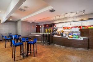 费尔菲尔德纳帕谷地区费尔菲尔德万怡酒店的餐厅内带蓝色凳子的酒吧