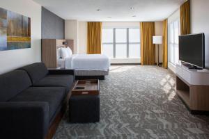 新奥尔良SpringHill Suites by Marriott New Orleans Warehouse Arts District的酒店客房,配有床和沙发