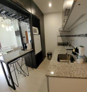 乌斯怀亚Comfortable apartment and excellent location的厨房配有水槽和台面