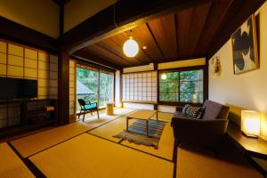 Bungotakada福吉诺托日式旅馆的带沙发和电视的客厅