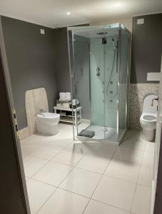 锡耶纳La Terrazza Sul Campo-Rooms Only的带淋浴和卫生间的浴室
