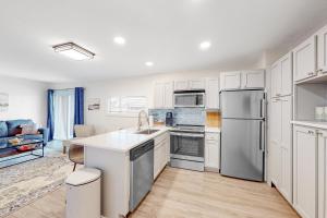 德斯坦Gulf Terrace #256的厨房配有白色橱柜和不锈钢用具