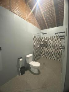 锡基霍尔The Bangka Beach Guesthouse的一间位于客房内的白色卫生间的浴室