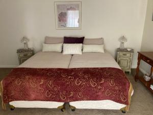 YarragonRosewood Park Guest Suite的卧室内的一张大床,带两个床头柜