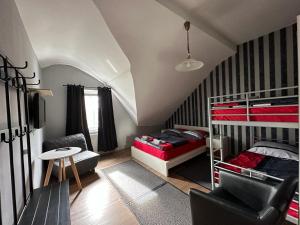 杜塞尔多夫Adam's Hostel - Self Check-In & Room Just For You Alone的小房间设有床和沙发