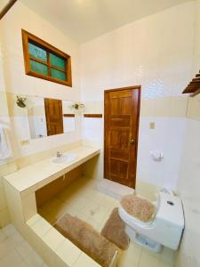 比亚米尔港La Casa de Joel的一间带卫生间、水槽和镜子的浴室