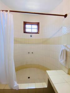 比亚米尔港La Casa de Joel的带淋浴和浴缸的浴室以及窗户