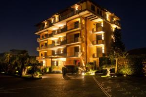 坎帕尼亚朱利亚诺Hotel Orizzonte的一座在晚上有灯的大建筑