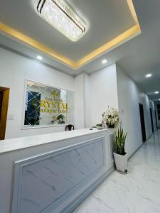 万荣VangVieng Crystal Boutique Hotel的大楼内带前台大堂