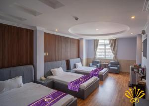 芹苴灵芳3号酒店的酒店客房带两张床、一张沙发和椅子