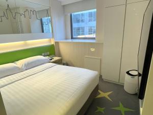 香港香港荃湾帝盛酒店的卧室配有星空床,位于地板上