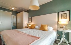 卡德赞德-班得Beach Front Apartment In Cadzand-bad With Kitchen的一间卧室配有一张白色的床和绿色的墙壁