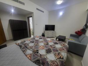 迪拜Luxury 3 BHK family vacation home的一间卧室配有一张大床和一张沙发