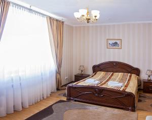 特鲁斯卡韦茨Hotel&Restaurant SENATOR的一间卧室设有一张床和一个大窗户