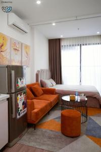 Thượng ThônHomestay-Vinhomes Smartcity-Căn hộ dich vụ的客厅配有沙发和1张床
