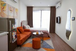 Thượng ThônHomestay-Vinhomes Smartcity-Căn hộ dich vụ的带沙发和桌子的小客厅