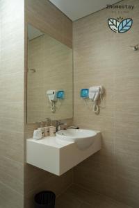 Thượng ThônHomestay-Vinhomes Smartcity-Căn hộ dich vụ的一间带水槽和镜子的浴室